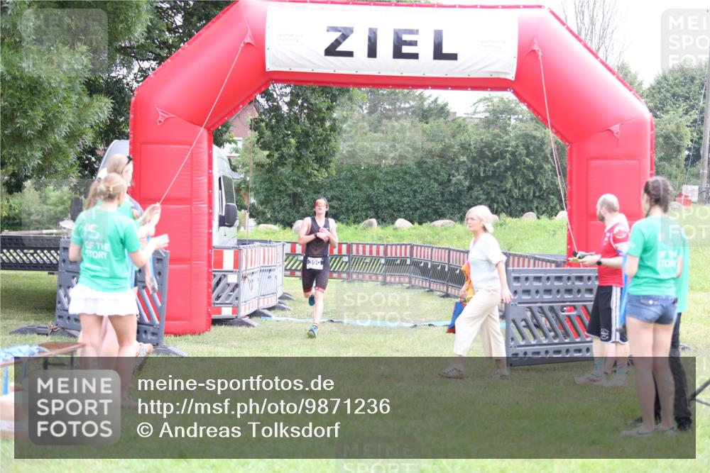 21.06.2026 - 29. Vierlanden-Triathlon Andreas Tolksdorf http://msf.ph/oto/9871236 21.06.2026 10:55:26 Ziel  meine-sportfotos.de
