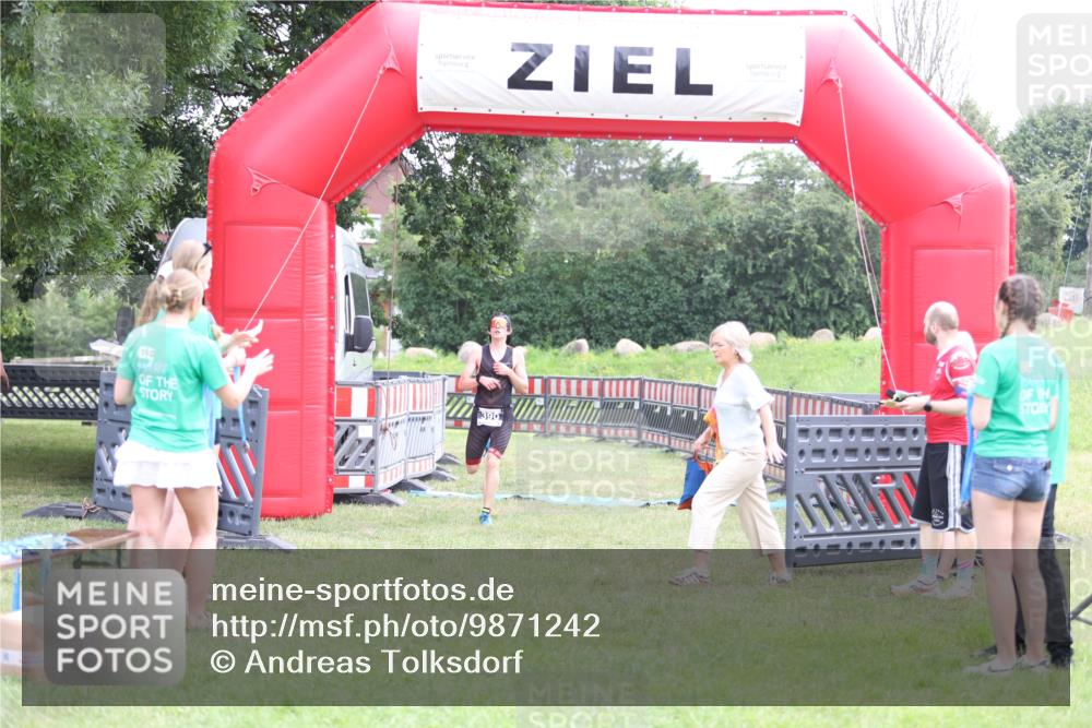 21.06.2026 - 29. Vierlanden-Triathlon Andreas Tolksdorf http://msf.ph/oto/9871242 21.06.2026 10:55:26 Ziel  meine-sportfotos.de