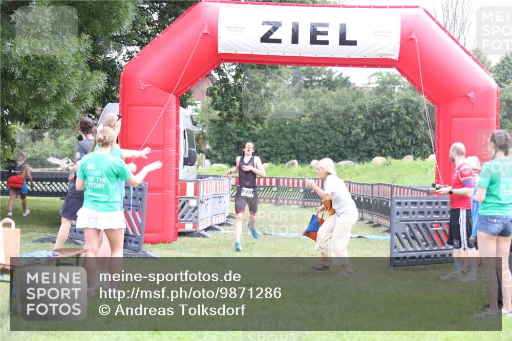 21.06.2026 - 29. Vierlanden-Triathlon Andreas Tolksdorf http://msf.ph/oto/9871286 21.06.2026 10:55:26 Ziel  meine-sportfotos.de