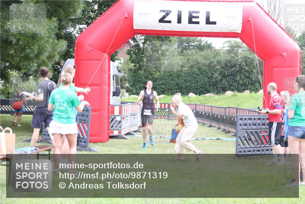 21.06.2026 - 29. Vierlanden-Triathlon Andreas Tolksdorf http://msf.ph/oto/9871319 21.06.2026 10:55:26 Ziel  meine-sportfotos.de