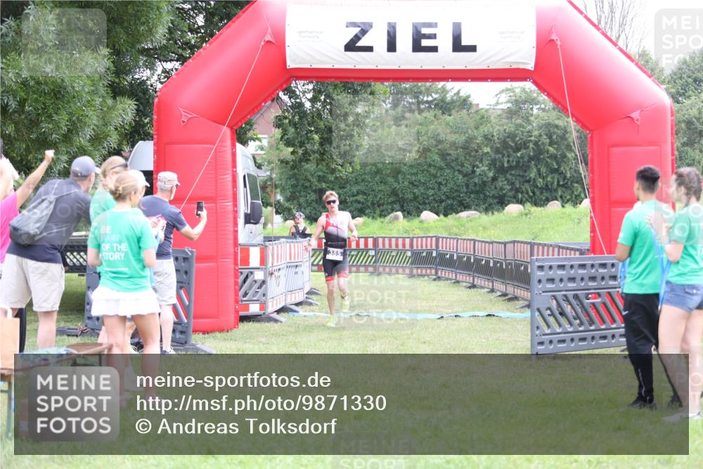 21.06.2026 - 29. Vierlanden-Triathlon Andreas Tolksdorf http://msf.ph/oto/9871330 21.06.2026 10:55:40 Ziel  meine-sportfotos.de