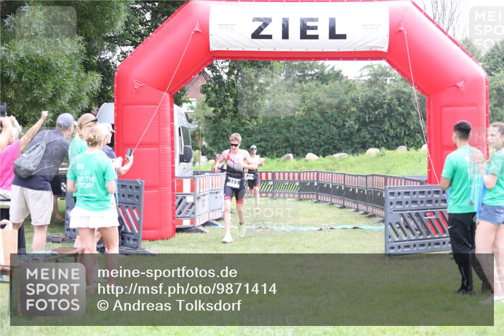 21.06.2026 - 29. Vierlanden-Triathlon Andreas Tolksdorf http://msf.ph/oto/9871414 21.06.2026 10:55:40 Ziel  meine-sportfotos.de