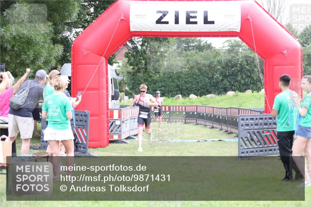 21.06.2026 - 29. Vierlanden-Triathlon Andreas Tolksdorf http://msf.ph/oto/9871431 21.06.2026 10:55:40 Ziel  meine-sportfotos.de