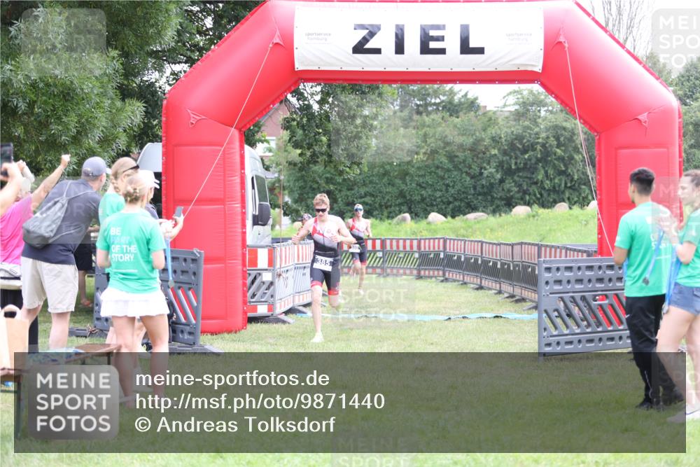21.06.2026 - 29. Vierlanden-Triathlon Andreas Tolksdorf http://msf.ph/oto/9871440 21.06.2026 10:55:40 Ziel  meine-sportfotos.de