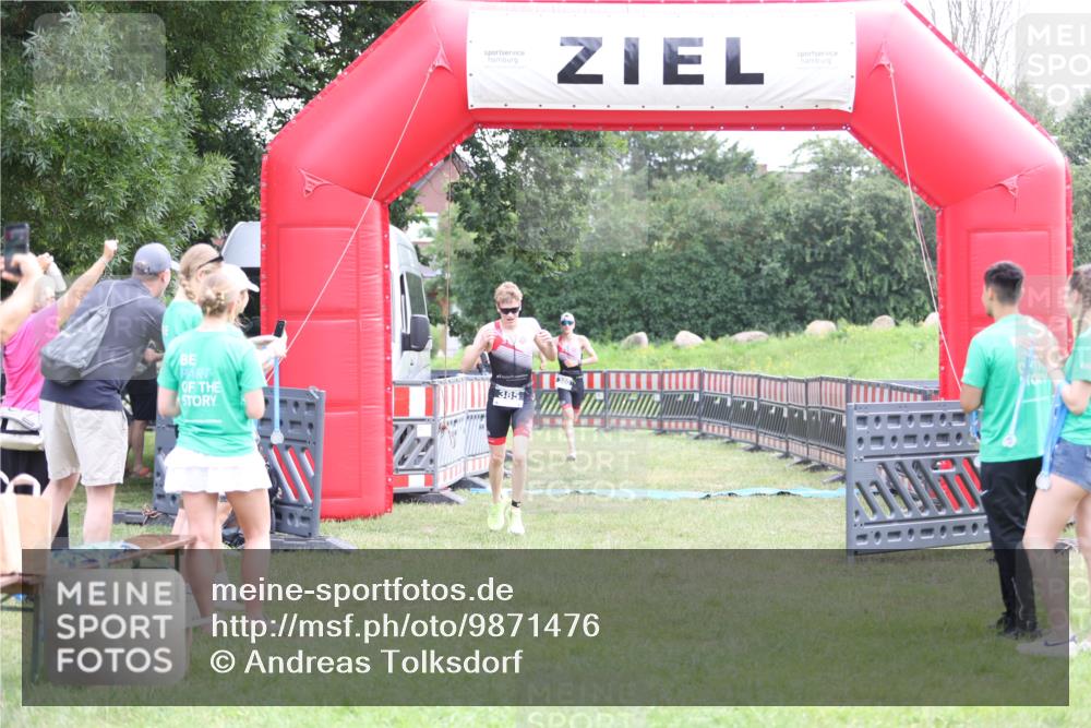 21.06.2026 - 29. Vierlanden-Triathlon Andreas Tolksdorf http://msf.ph/oto/9871476 21.06.2026 10:55:40 Ziel  meine-sportfotos.de