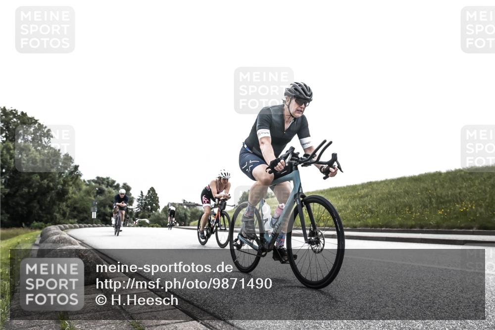 21.06.2026 - 29. Vierlanden-Triathlon H.Heesch http://msf.ph/oto/9871490 21.06.2026 10:36:41 Radfahren 51, 78, 99, 106, 177, 298 meine-sportfotos.de