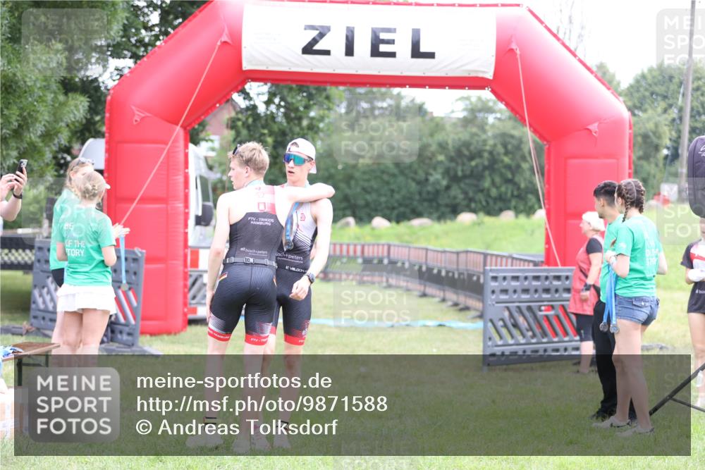 21.06.2026 - 29. Vierlanden-Triathlon Andreas Tolksdorf http://msf.ph/oto/9871588 21.06.2026 10:55:56 Ziel 210, 339, 210, 339 meine-sportfotos.de