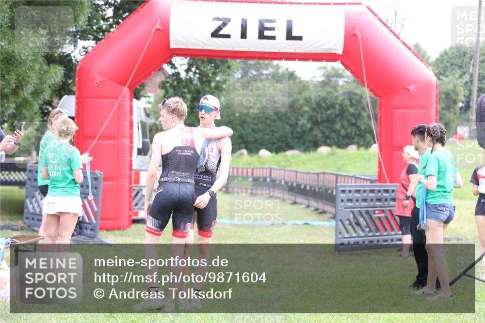 21.06.2026 - 29. Vierlanden-Triathlon Andreas Tolksdorf http://msf.ph/oto/9871604 21.06.2026 10:55:56 Ziel 210, 339, 210, 339 meine-sportfotos.de
