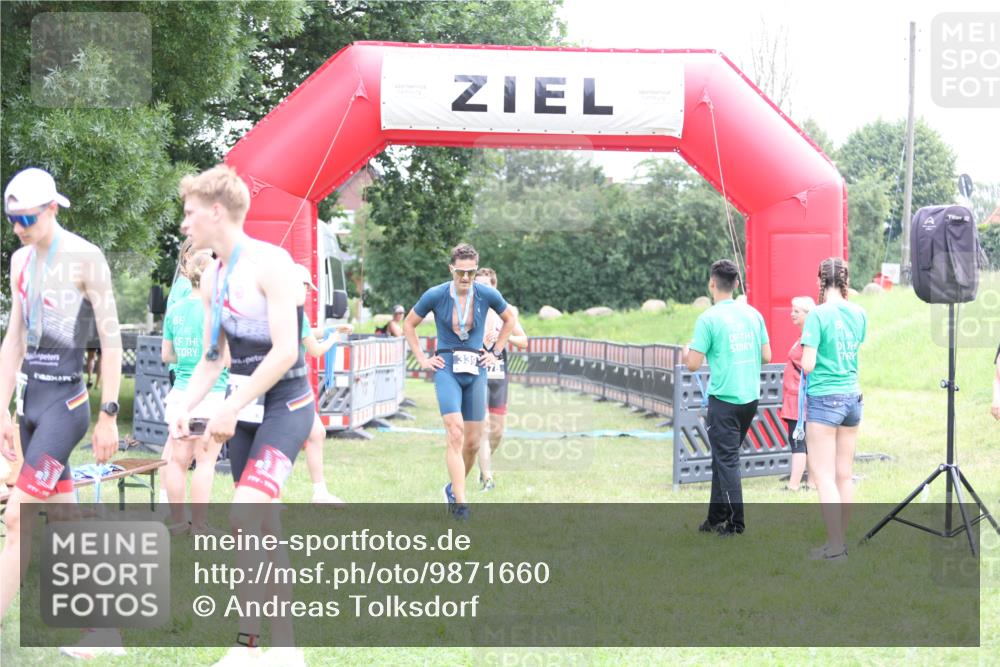 21.06.2026 - 29. Vierlanden-Triathlon Andreas Tolksdorf http://msf.ph/oto/9871660 21.06.2026 10:56:01 Ziel 210, 210 meine-sportfotos.de