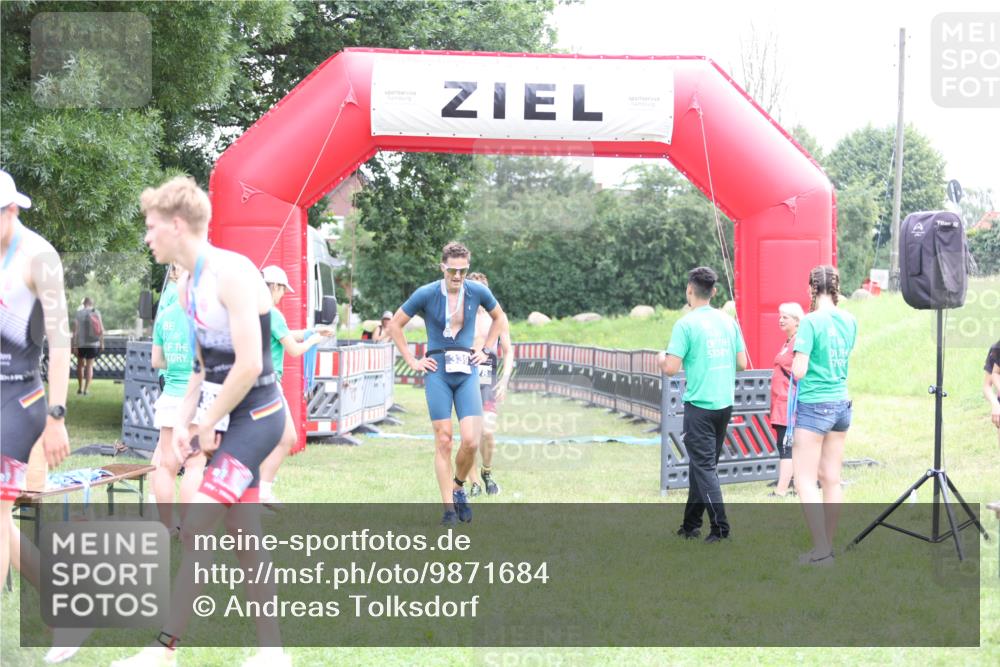 21.06.2026 - 29. Vierlanden-Triathlon Andreas Tolksdorf http://msf.ph/oto/9871684 21.06.2026 10:56:01 Ziel 210, 210 meine-sportfotos.de