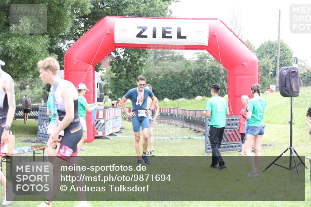 21.06.2026 - 29. Vierlanden-Triathlon Andreas Tolksdorf http://msf.ph/oto/9871694 21.06.2026 10:56:01 Ziel 210, 210 meine-sportfotos.de