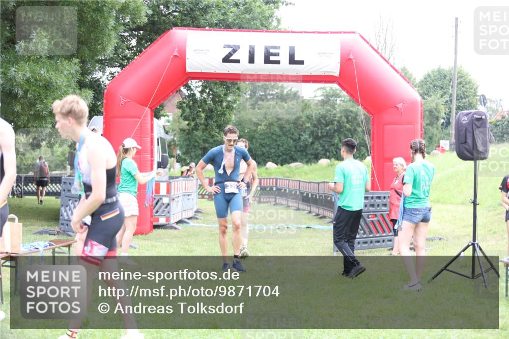 21.06.2026 - 29. Vierlanden-Triathlon Andreas Tolksdorf http://msf.ph/oto/9871704 21.06.2026 10:56:01 Ziel 210, 210 meine-sportfotos.de