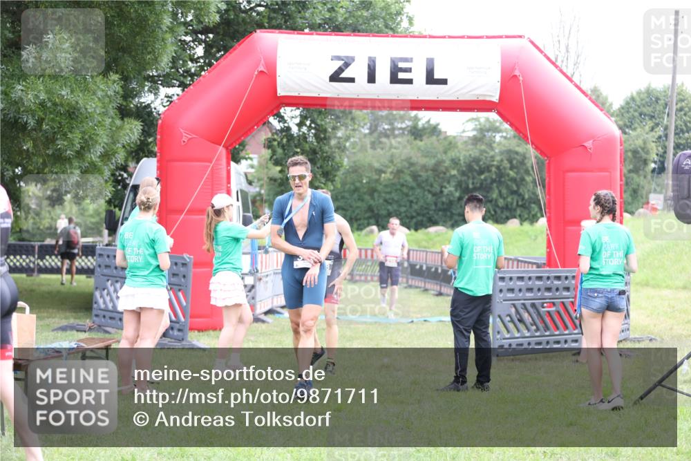 21.06.2026 - 29. Vierlanden-Triathlon Andreas Tolksdorf http://msf.ph/oto/9871711 21.06.2026 10:56:03 Ziel 210, 210 meine-sportfotos.de