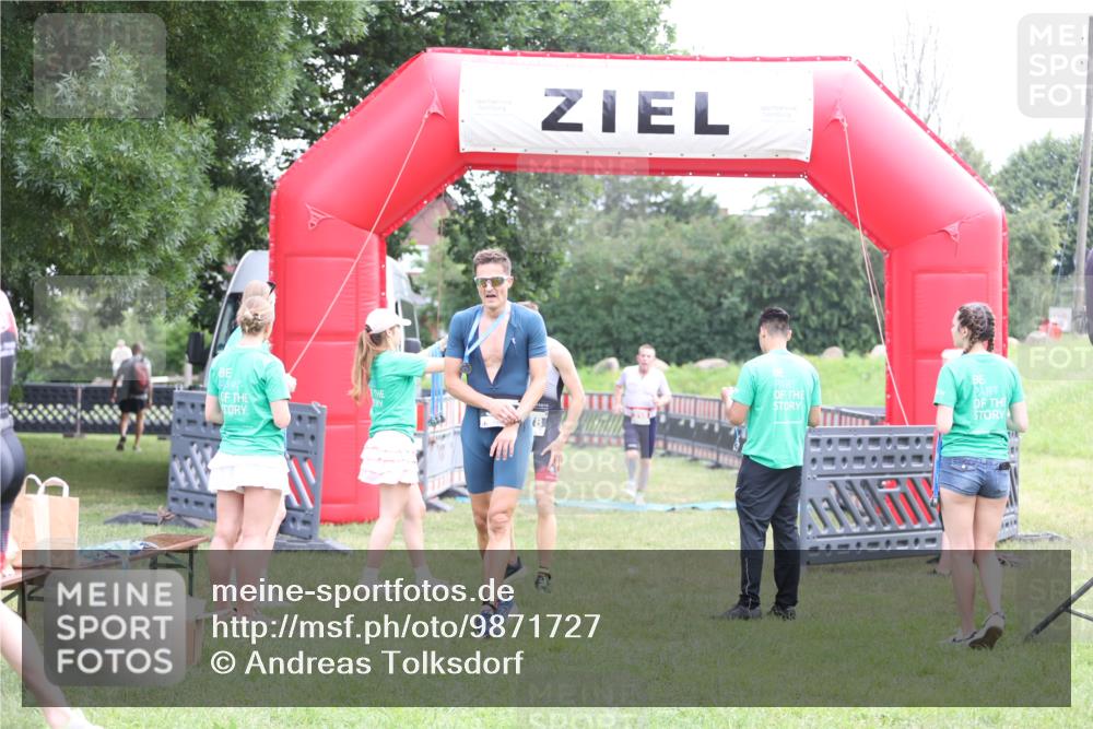 21.06.2026 - 29. Vierlanden-Triathlon Andreas Tolksdorf http://msf.ph/oto/9871727 21.06.2026 10:56:03 Ziel 210, 210 meine-sportfotos.de