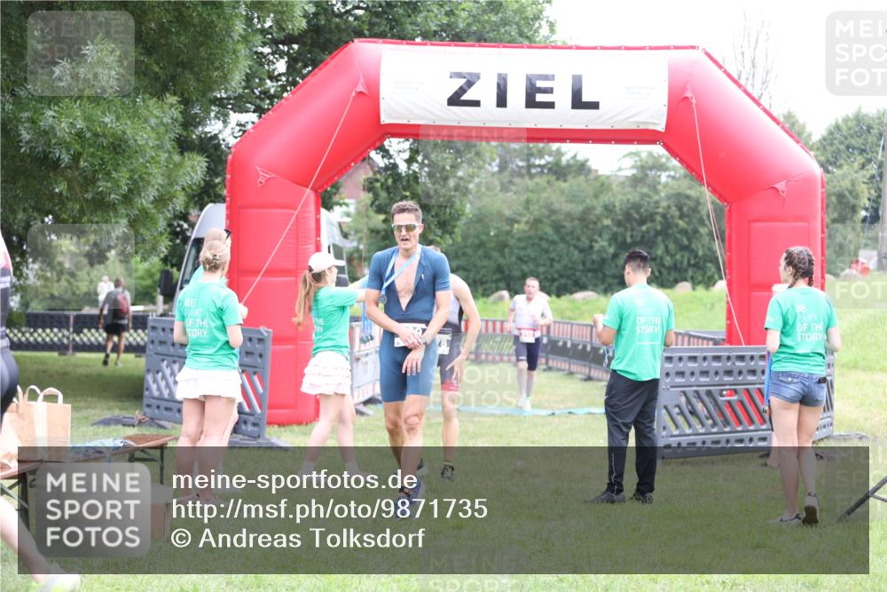 21.06.2026 - 29. Vierlanden-Triathlon Andreas Tolksdorf http://msf.ph/oto/9871735 21.06.2026 10:56:03 Ziel 210, 210 meine-sportfotos.de