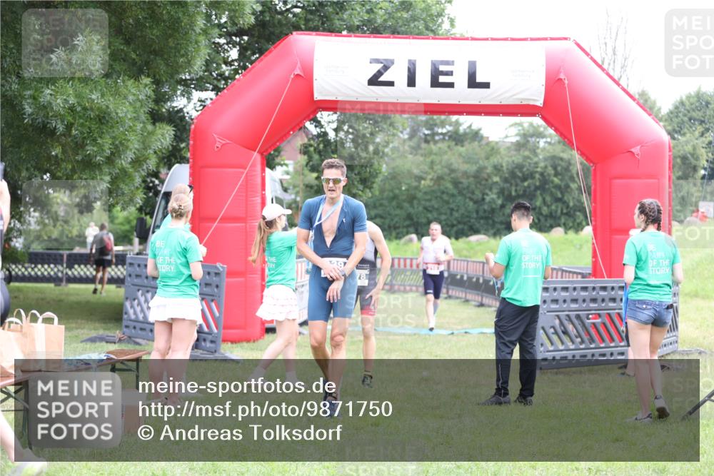 21.06.2026 - 29. Vierlanden-Triathlon Andreas Tolksdorf http://msf.ph/oto/9871750 21.06.2026 10:56:03 Ziel 210, 210 meine-sportfotos.de