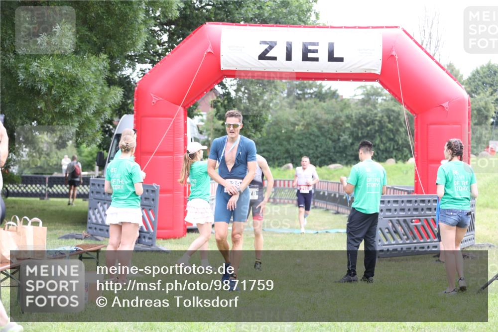 21.06.2026 - 29. Vierlanden-Triathlon Andreas Tolksdorf http://msf.ph/oto/9871759 21.06.2026 10:56:03 Ziel 210, 210 meine-sportfotos.de