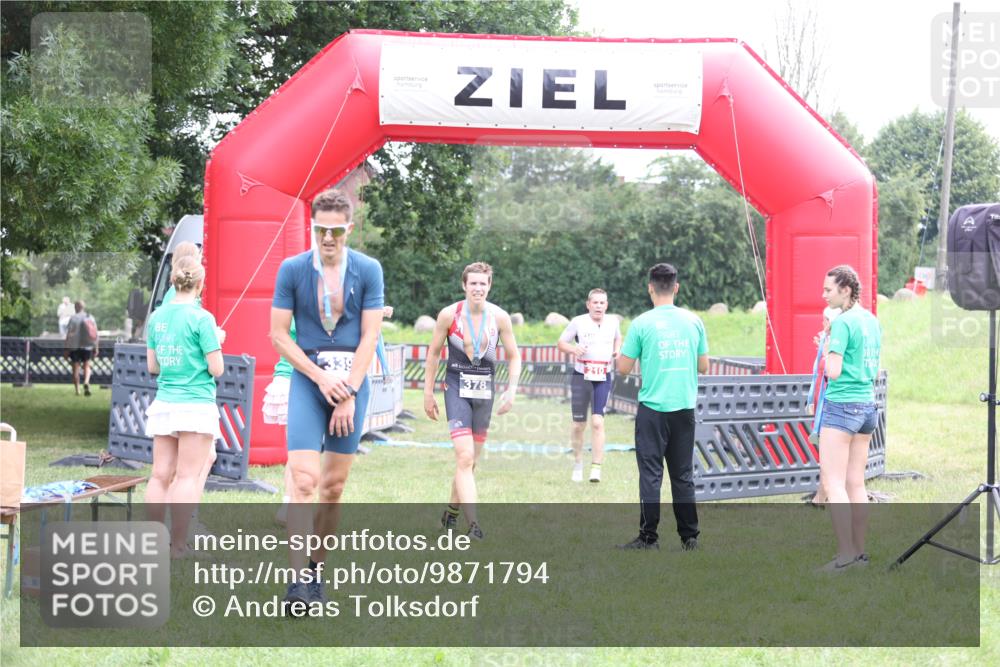 21.06.2026 - 29. Vierlanden-Triathlon Andreas Tolksdorf http://msf.ph/oto/9871794 21.06.2026 10:56:05 Ziel 210, 210 meine-sportfotos.de