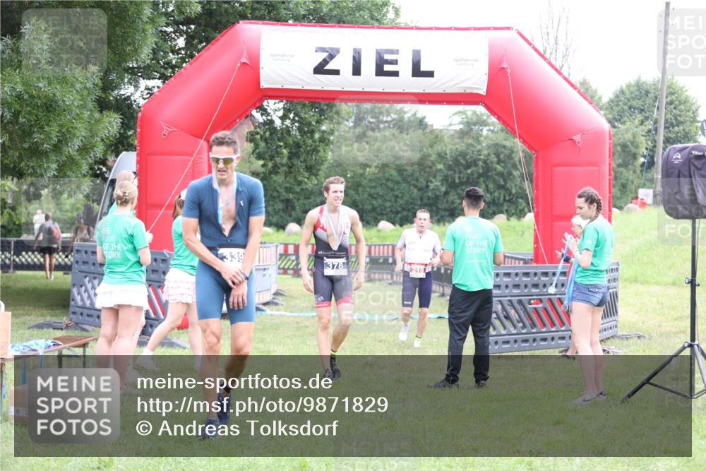 21.06.2026 - 29. Vierlanden-Triathlon Andreas Tolksdorf http://msf.ph/oto/9871829 21.06.2026 10:56:05 Ziel 210, 210 meine-sportfotos.de
