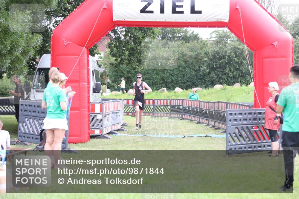 21.06.2026 - 29. Vierlanden-Triathlon Andreas Tolksdorf http://msf.ph/oto/9871844 21.06.2026 10:57:20 Ziel  meine-sportfotos.de