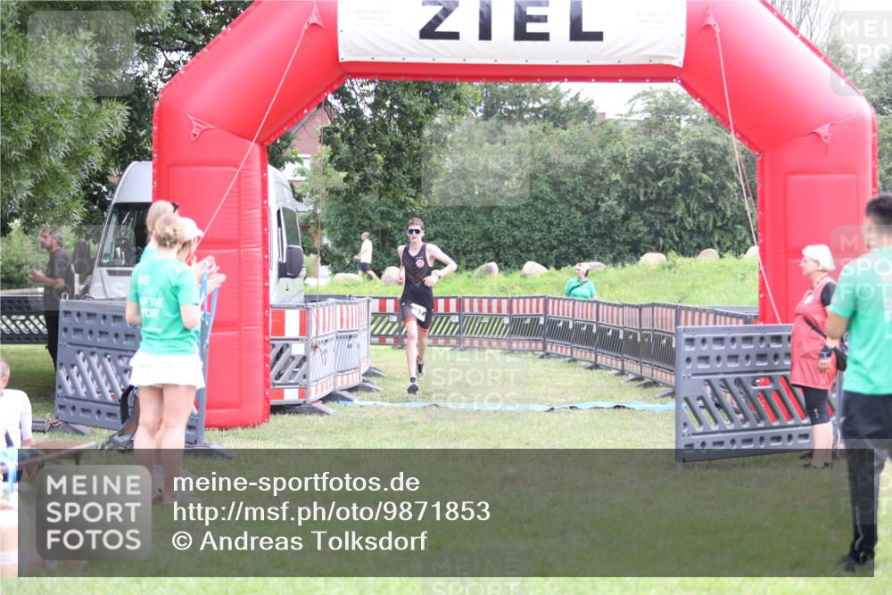 21.06.2026 - 29. Vierlanden-Triathlon Andreas Tolksdorf http://msf.ph/oto/9871853 21.06.2026 10:57:20 Ziel  meine-sportfotos.de