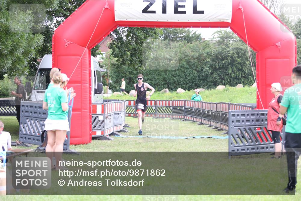 21.06.2026 - 29. Vierlanden-Triathlon Andreas Tolksdorf http://msf.ph/oto/9871862 21.06.2026 10:57:20 Ziel  meine-sportfotos.de