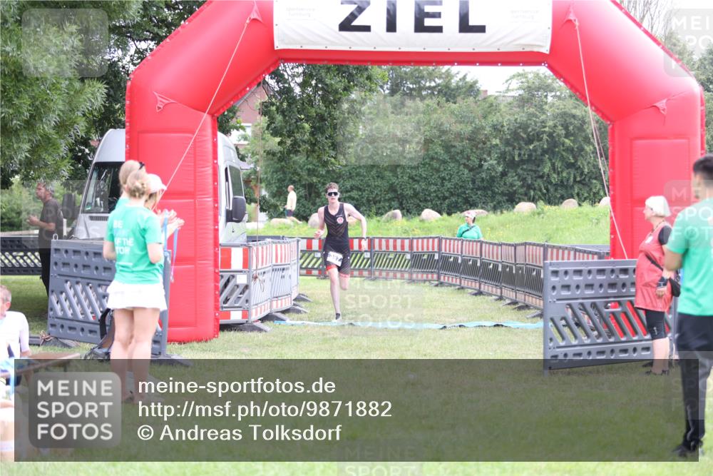 21.06.2026 - 29. Vierlanden-Triathlon Andreas Tolksdorf http://msf.ph/oto/9871882 21.06.2026 10:57:20 Ziel  meine-sportfotos.de
