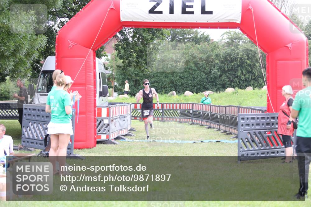 21.06.2026 - 29. Vierlanden-Triathlon Andreas Tolksdorf http://msf.ph/oto/9871897 21.06.2026 10:57:20 Ziel  meine-sportfotos.de