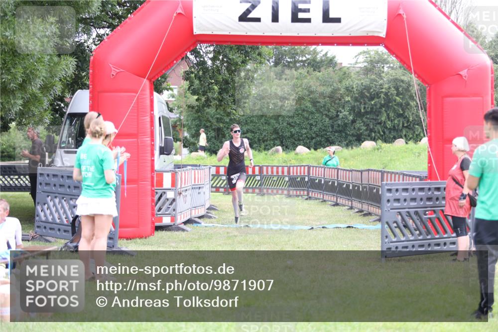 21.06.2026 - 29. Vierlanden-Triathlon Andreas Tolksdorf http://msf.ph/oto/9871907 21.06.2026 10:57:20 Ziel  meine-sportfotos.de