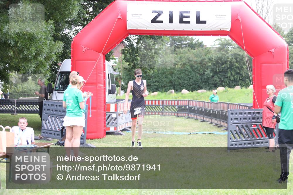 21.06.2026 - 29. Vierlanden-Triathlon Andreas Tolksdorf http://msf.ph/oto/9871941 21.06.2026 10:57:22 Ziel  meine-sportfotos.de