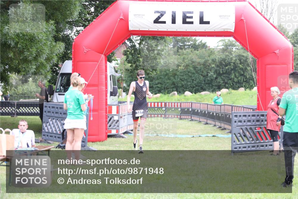 21.06.2026 - 29. Vierlanden-Triathlon Andreas Tolksdorf http://msf.ph/oto/9871948 21.06.2026 10:57:22 Ziel  meine-sportfotos.de