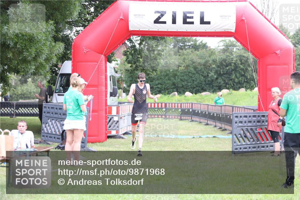 21.06.2026 - 29. Vierlanden-Triathlon Andreas Tolksdorf http://msf.ph/oto/9871968 21.06.2026 10:57:22 Ziel  meine-sportfotos.de