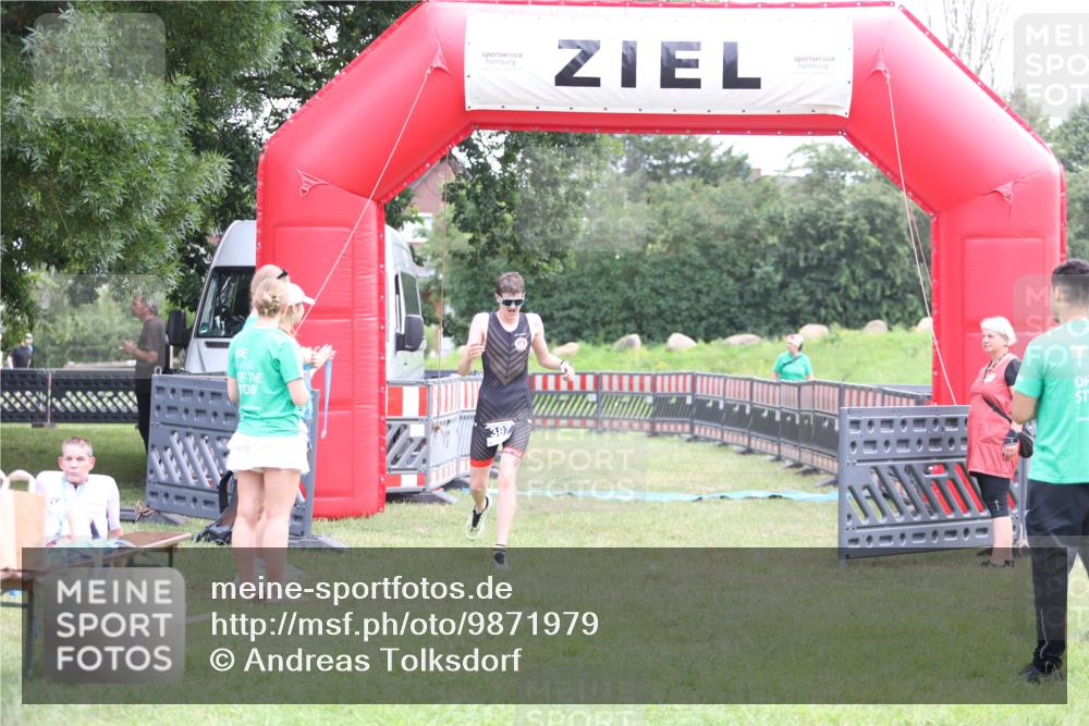 21.06.2026 - 29. Vierlanden-Triathlon Andreas Tolksdorf http://msf.ph/oto/9871979 21.06.2026 10:57:22 Ziel  meine-sportfotos.de