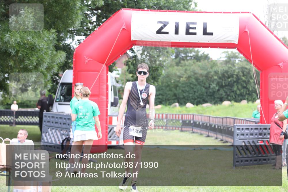 21.06.2026 - 29. Vierlanden-Triathlon Andreas Tolksdorf http://msf.ph/oto/9871990 21.06.2026 10:57:28 Ziel  meine-sportfotos.de