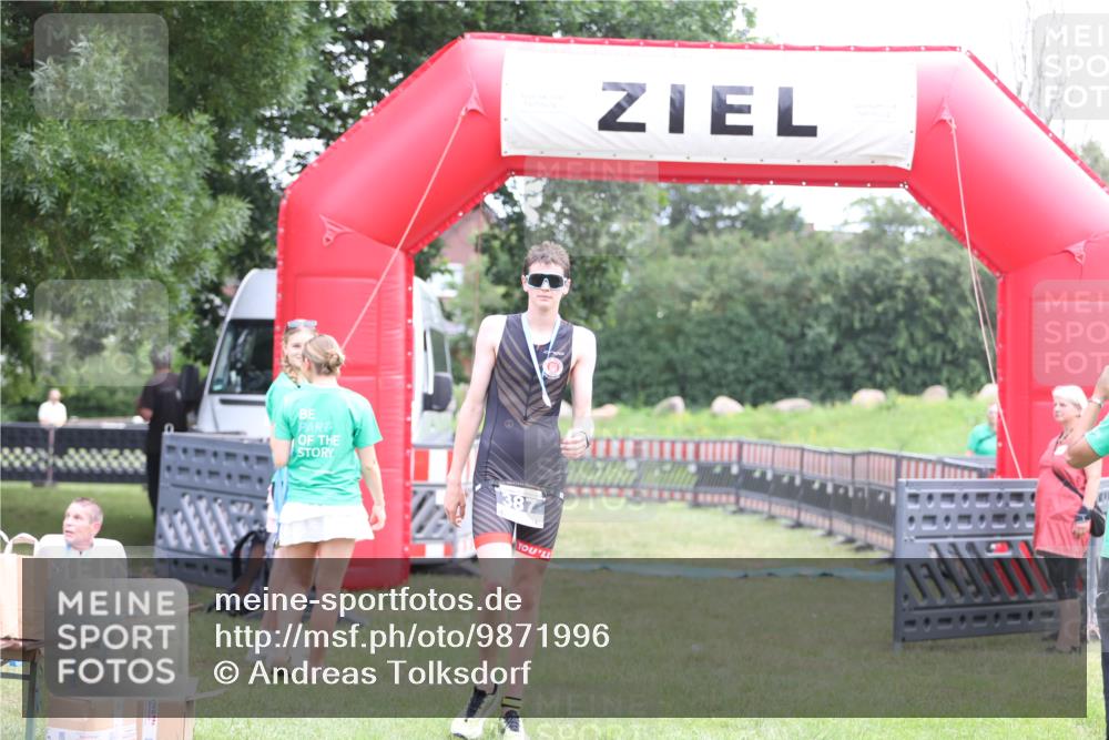 21.06.2026 - 29. Vierlanden-Triathlon Andreas Tolksdorf http://msf.ph/oto/9871996 21.06.2026 10:57:28 Ziel  meine-sportfotos.de