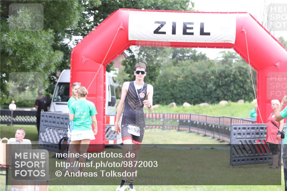 21.06.2026 - 29. Vierlanden-Triathlon Andreas Tolksdorf http://msf.ph/oto/9872003 21.06.2026 10:57:28 Ziel  meine-sportfotos.de