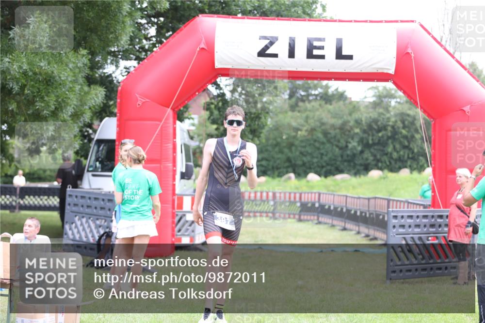 21.06.2026 - 29. Vierlanden-Triathlon Andreas Tolksdorf http://msf.ph/oto/9872011 21.06.2026 10:57:28 Ziel  meine-sportfotos.de