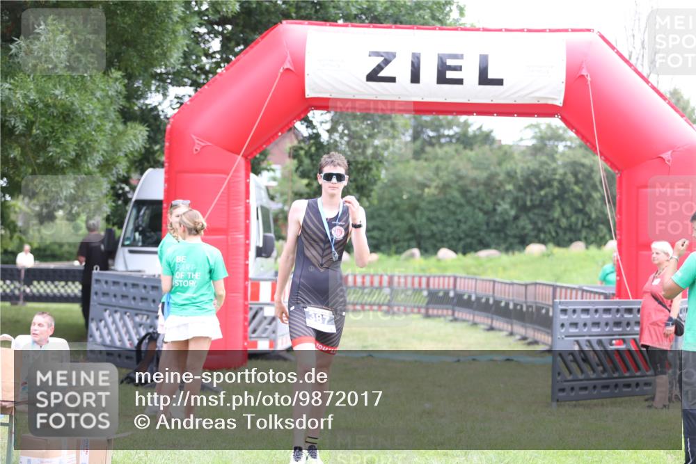 21.06.2026 - 29. Vierlanden-Triathlon Andreas Tolksdorf http://msf.ph/oto/9872017 21.06.2026 10:57:28 Ziel  meine-sportfotos.de