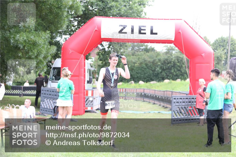 21.06.2026 - 29. Vierlanden-Triathlon Andreas Tolksdorf http://msf.ph/oto/9872034 21.06.2026 10:57:29 Ziel  meine-sportfotos.de