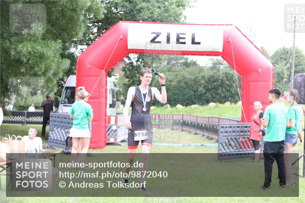 21.06.2026 - 29. Vierlanden-Triathlon Andreas Tolksdorf http://msf.ph/oto/9872040 21.06.2026 10:57:29 Ziel  meine-sportfotos.de