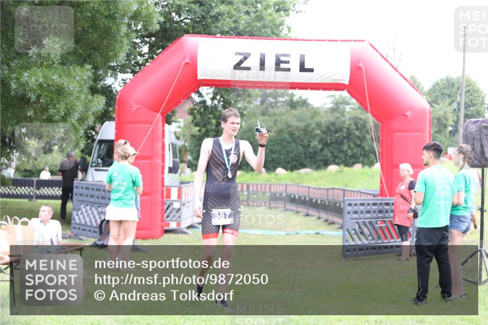 21.06.2026 - 29. Vierlanden-Triathlon Andreas Tolksdorf http://msf.ph/oto/9872050 21.06.2026 10:57:29 Ziel  meine-sportfotos.de