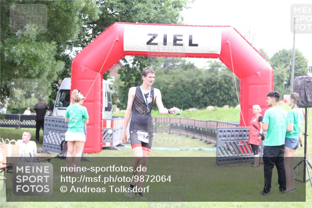 21.06.2026 - 29. Vierlanden-Triathlon Andreas Tolksdorf http://msf.ph/oto/9872064 21.06.2026 10:57:29 Ziel  meine-sportfotos.de