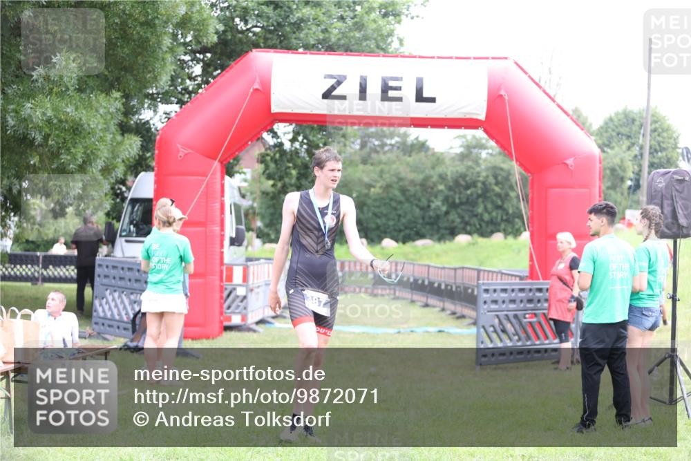 21.06.2026 - 29. Vierlanden-Triathlon Andreas Tolksdorf http://msf.ph/oto/9872071 21.06.2026 10:57:29 Ziel  meine-sportfotos.de