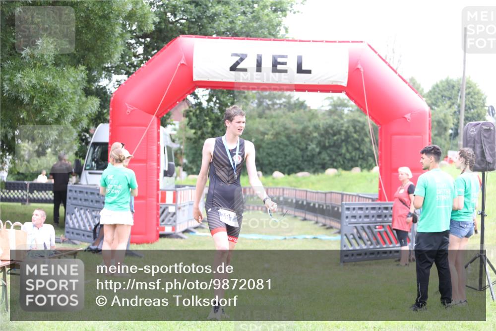 21.06.2026 - 29. Vierlanden-Triathlon Andreas Tolksdorf http://msf.ph/oto/9872081 21.06.2026 10:57:29 Ziel  meine-sportfotos.de