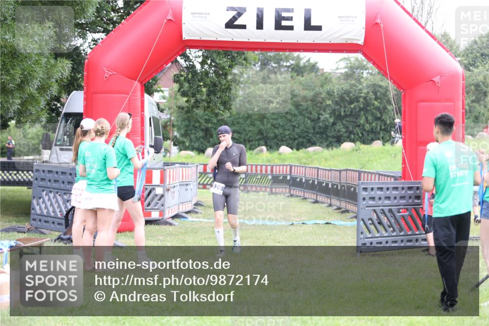21.06.2026 - 29. Vierlanden-Triathlon Andreas Tolksdorf http://msf.ph/oto/9872174 21.06.2026 10:58:59 Ziel 326, 326 meine-sportfotos.de
