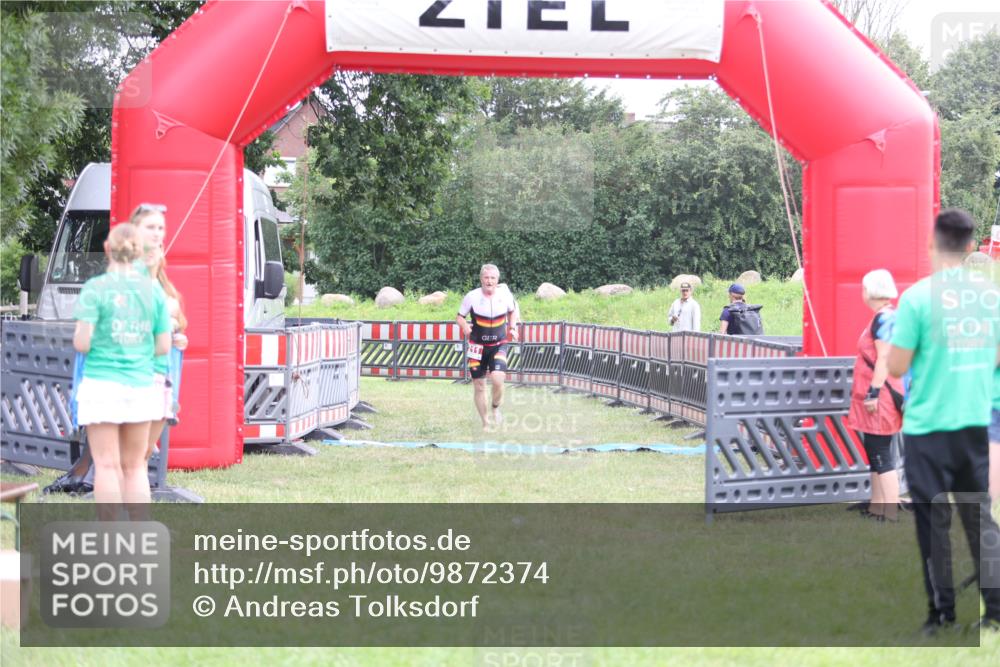 21.06.2026 - 29. Vierlanden-Triathlon Andreas Tolksdorf http://msf.ph/oto/9872374 21.06.2026 10:59:46 Ziel 211, 211 meine-sportfotos.de