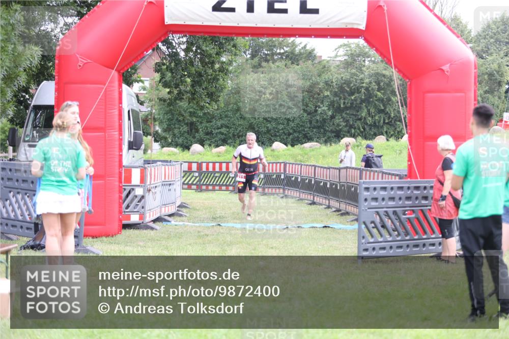 21.06.2026 - 29. Vierlanden-Triathlon Andreas Tolksdorf http://msf.ph/oto/9872400 21.06.2026 10:59:46 Ziel 211, 211 meine-sportfotos.de