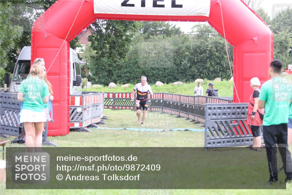21.06.2026 - 29. Vierlanden-Triathlon Andreas Tolksdorf http://msf.ph/oto/9872409 21.06.2026 10:59:46 Ziel 211, 211 meine-sportfotos.de