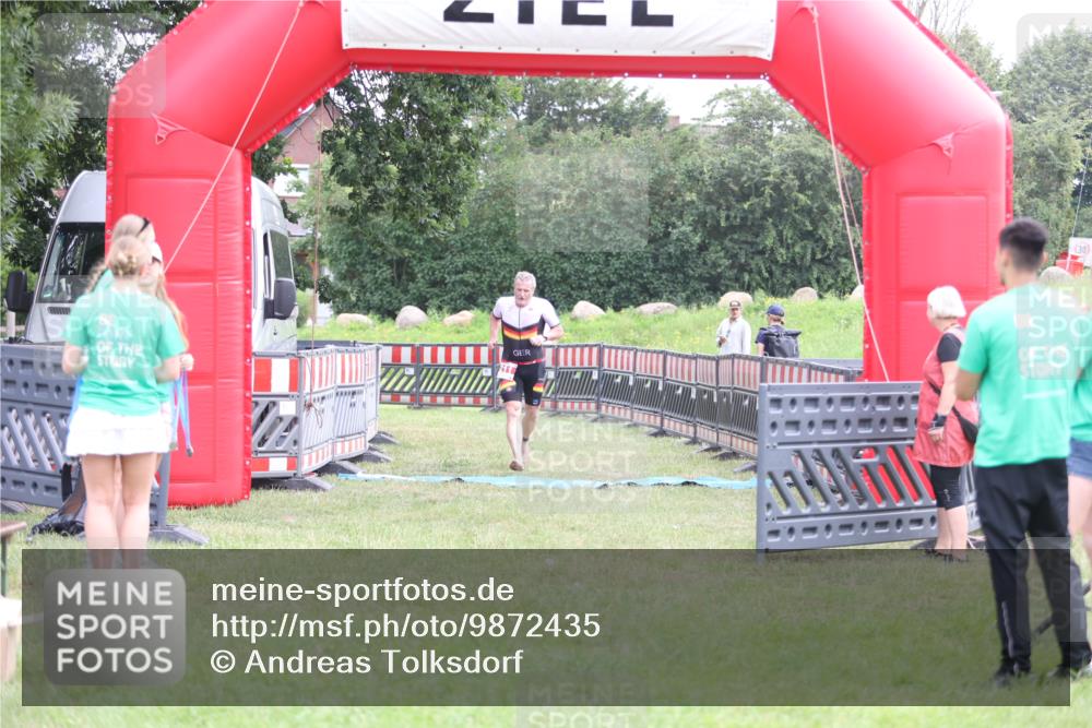 21.06.2026 - 29. Vierlanden-Triathlon Andreas Tolksdorf http://msf.ph/oto/9872435 21.06.2026 10:59:46 Ziel 211, 211 meine-sportfotos.de