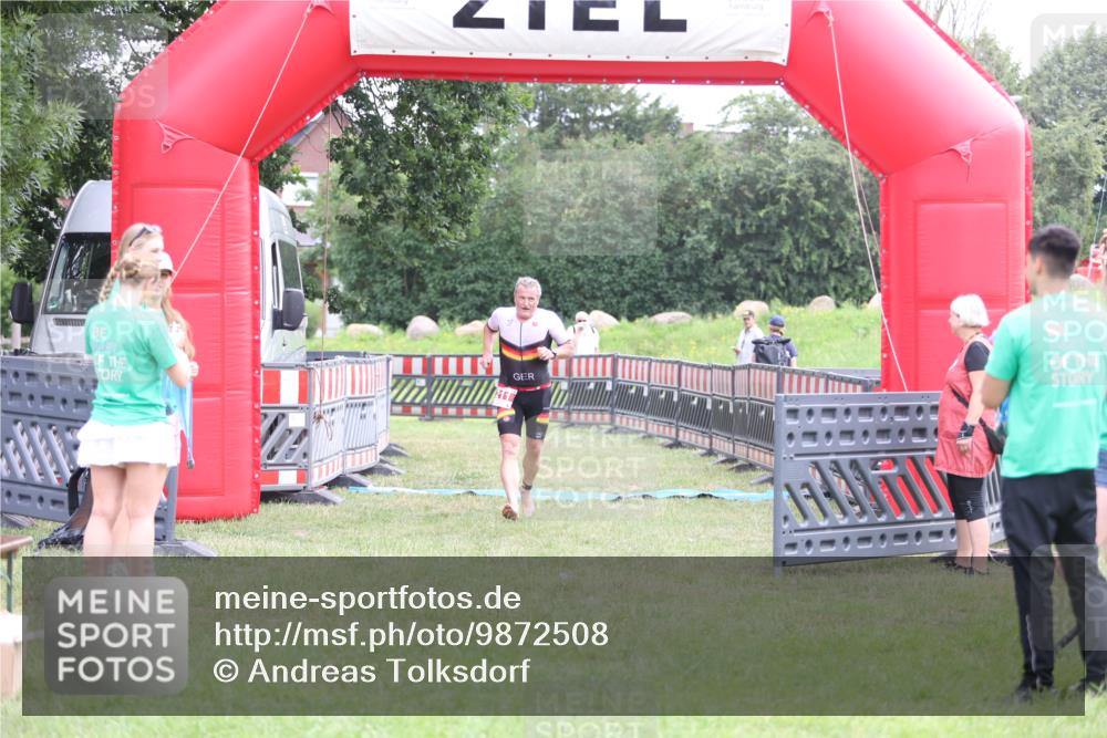 21.06.2026 - 29. Vierlanden-Triathlon Andreas Tolksdorf http://msf.ph/oto/9872508 21.06.2026 10:59:47 Ziel 211, 211 meine-sportfotos.de